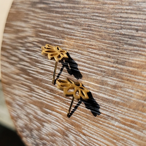 💥LAST PAIR💥Golden Lotus Hollow Cut Zen Stud Earrings - Picture 7 of 7